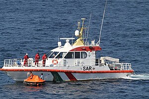 ABD Donanması 101118-N-3237L-005 İran sahil güvenlik arama ve kurtarma gemisi, jpg tarafından yardım gören iki İranlı denizciyi kurtarıyor