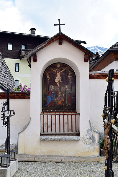 File:Umhausen - Friedhof um die Pfarrkirche hl Vitus - Bildstock Kreuzweg Jesus stirbt am Kreuz.jpg