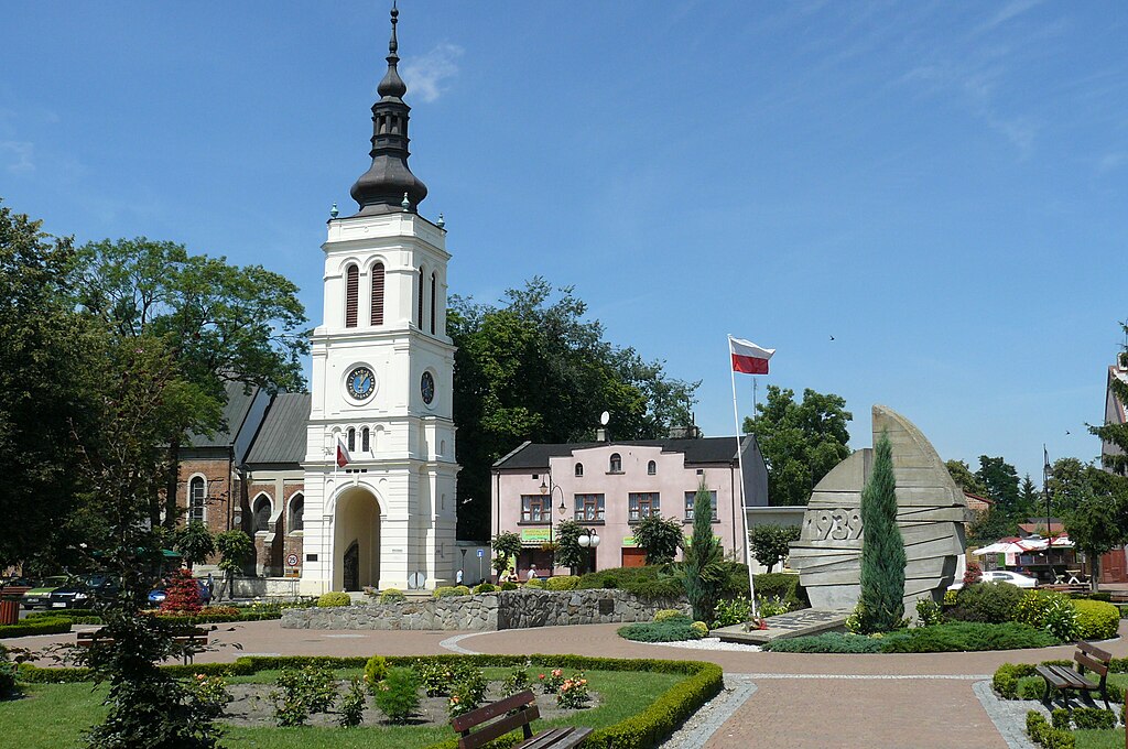 https://upload.wikimedia.org/wikipedia/commons/thumb/7/77/Uniejow_Square.JPG/1024px-Uniejow_Square.JPG