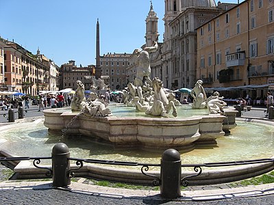 Piazza Navona med Fontana del Nettuno. I bakgrunden Fontana dei Quattro Fiumi och kyrkan Sant'Agnese in Agone.