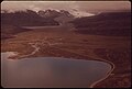 VUE AU NORD VERS LE GLACIER DE GULKANA, LES EAUX D'APRÈS DU RUISSEAU PHELAN ET LE COL ISABEL, D'UN POINT AU-DESSUS DU LAC SUMMIT. ICI ... - NARA - 550599.jpg