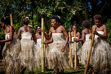 Un baile de mujeres de Vanuatu, utilizando tubos de estampación de bambú.
