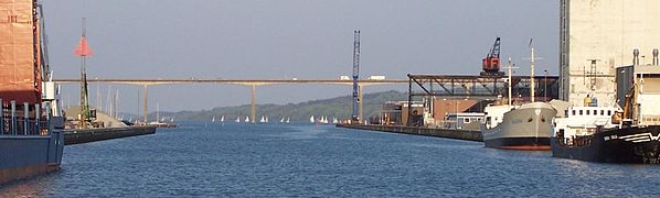 El puente de Vejlefjord es un viaducto de hormigón.