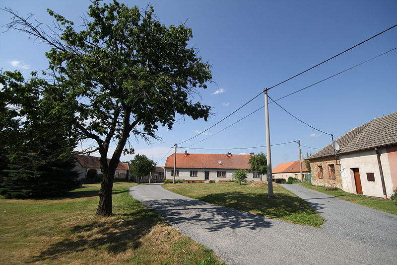File:Village square of Smrk, Třebíč District.jpg