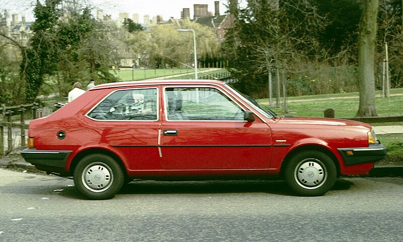 File:Volvo 340 hatchback post facelift.jpg