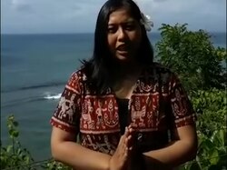 Datei:WIKITONGUES - Ni Luh spricht Balinesisch.webm