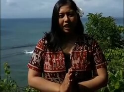 Tiedosto: WIKITONGUES - Ni Luh speaking Balinese.webm