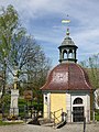 Marienbrunnen mit überbauter Kapelle, davor Betkreuz