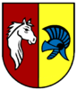 Gespalten von Rot und Gold; vorne ein linksgewendeter silberner Pferdekopf, hinten ein blauer Römerhelm.