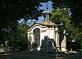 Im Park befindet sich die Johann-Nepomuk-Kapelle des Heiligen Johannes von Nepomuk