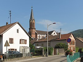 Willer-sur-Thur'daki kilise ve çevresi