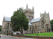 Foto de uma imponente igreja dominada por duas grandes torres