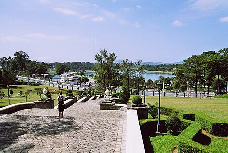 Tập_tin:Xuan_Huong_lake_from_Dalat_Palace_Hotel.jpg