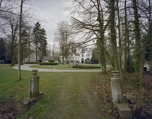 Zicht op de voorgevel van het herenhuis met links de schuur, gelegen te midden van park - Sint Odiliënberg - 20407450 - RCE