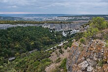 Вид от Чуфут-Кале в сторону Бахчисарая и Успенского пещерного монастыря.jpg