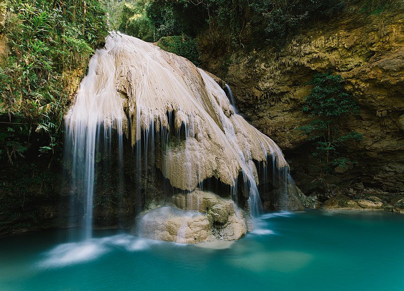 File:น้ำตกก้อหลวง.jpg