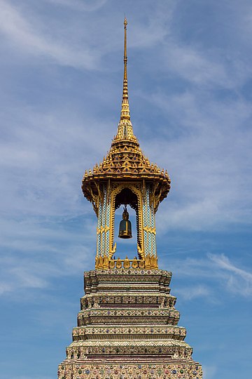 Vista frontal da parte superior da torre sineira (campanário) em Wat Phra Kaew (Templo do Buda de Esmeralda), no recinto do Grande Palácio Real em Bangkok, Tailândia. A construção do templo começou em 1783 sob as ordens de Rama I, o primeiro rei da dinastia Chacri e é considerado o templo budista mais sagrado do país. O complexo do templo é composto por vários edifícios para fins religiosos específicos, construídos em uma variedade de estilos arquitetônicos tailandeses, sem deixar de seguir os princípios tradicionais da arquitetura religiosa tailandesa. (definição 4 465 × 4 465)