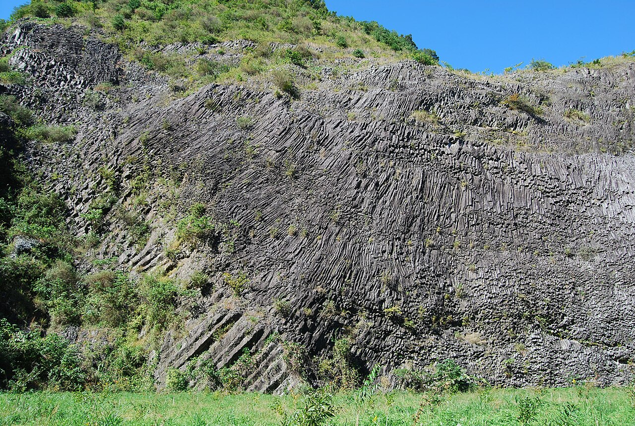 File 比婆山玄武岩柱状節理 Jpg Wikimedia Commons