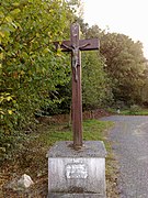 La croix de la Basse-Poëze est une croix en bois posée sur un socle en ciment