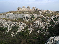 Euryaloksen linnoituksen raunioita.