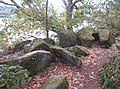 Blocs de kersantite (résidus de carrière) abandonnés le long du sentier piétonnier longeant la rive nord de la ria du Camfrout près de Kersanton 1.