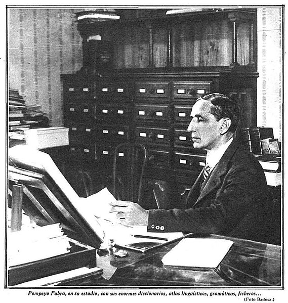 File:1928-11-27, Estampa, Pompeyo Fabra, en su estudio, con sus enormes diccionarios, atlas lingüísticos, gramáticas, ficheros,... Badosa.jpg