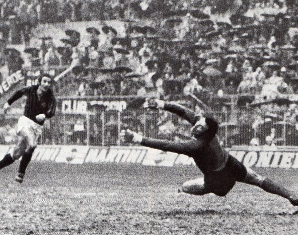 Milan striker Luciano Chiarugi and Ajax goalkeeper Heinz Stuy in the first leg of the 1973 European Super Cup