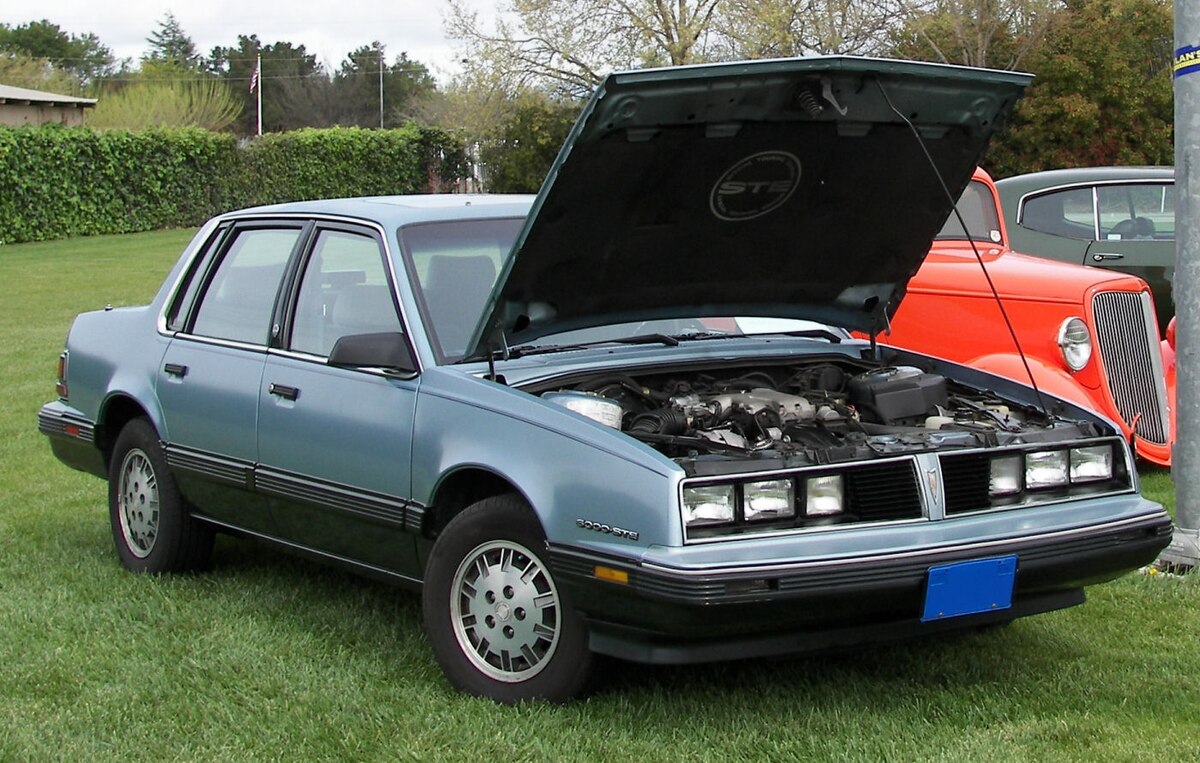 File:1985 Pontiac 6000 STE sedan.jpg - Wikimedia Commons.