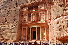 Il tempio che custodisce il Graal ad Alessandretta, nella realtà El Khasneh di Petra, in Giordania.