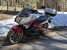 Maxiroller Honda NC700D Integra 745 cm³ Hubraum, max. Drehmoment 68 Nm, max. Leistung 40 kW (54 PS), ABS und Trittbrettern (Baujahr 2015).