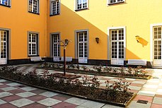 Courtyard of Electoral Palace, that houses the Faculty of Arts at Bonn 2016-05-04-bonn-universitaet-innenansicht-rosenhof-03.jpg