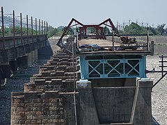 修复中可见旧桥墩和桥梁结构（2020年）