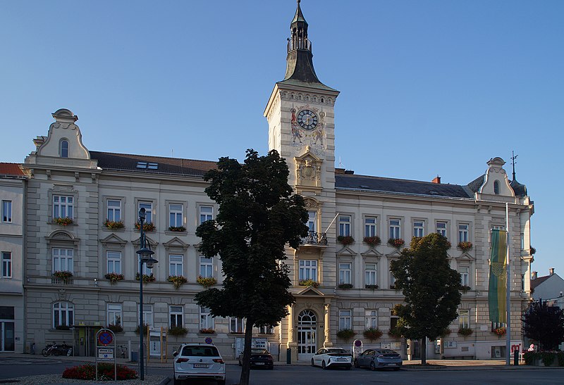 File:2021-09-04 Mistelbach Hauptplatz BezirkshauptmannschaftRathaus2.jpg