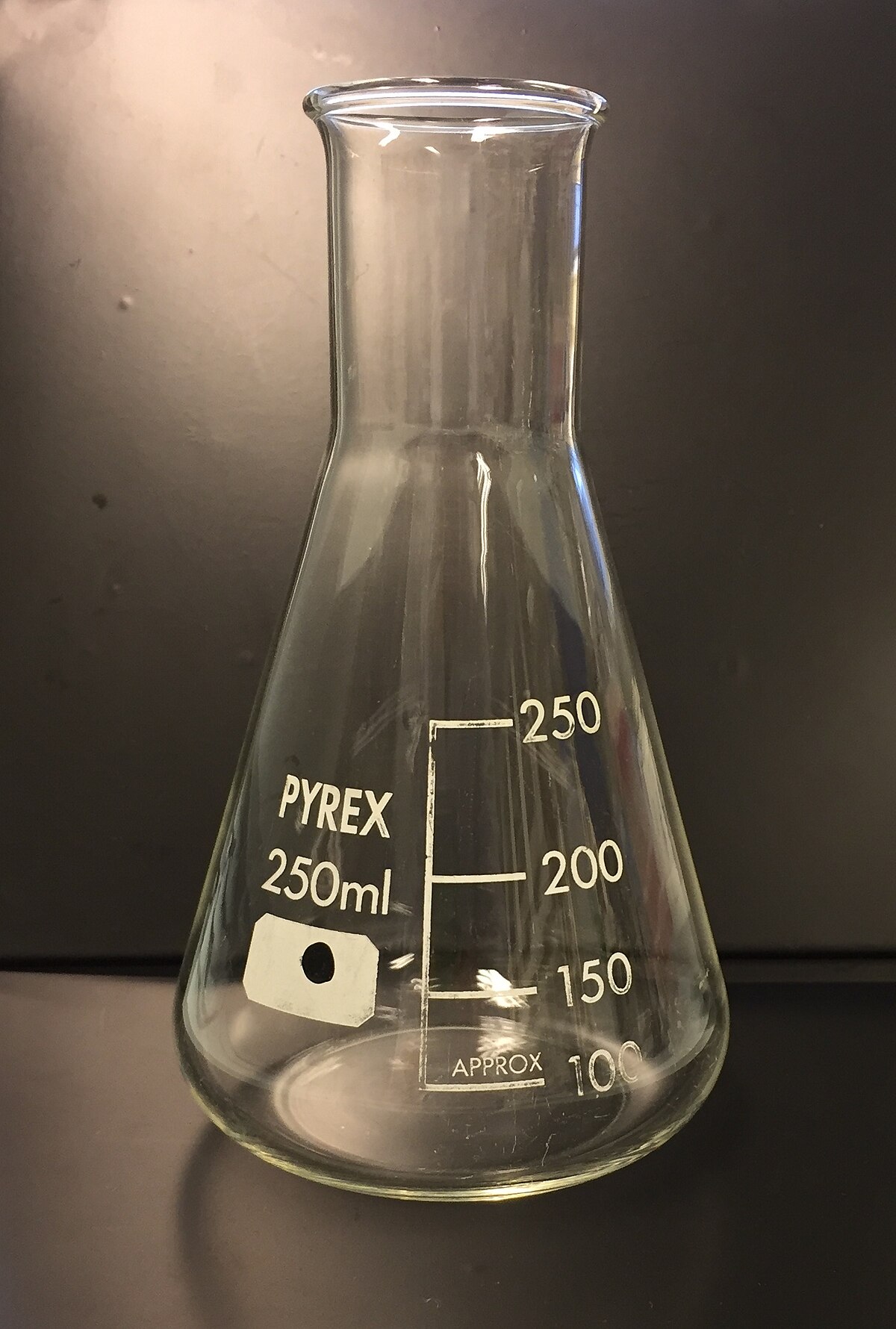 https://upload.wikimedia.org/wikipedia/commons/thumb/7/78/250_mL_Erlenmeyer_flask.jpg/1200px-250_mL_Erlenmeyer_flask.jpg