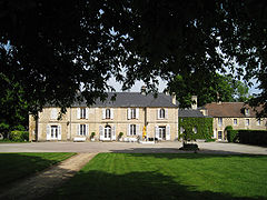 2 Fasáda hlavní budovy zámku Guernon-Ranville.jpg