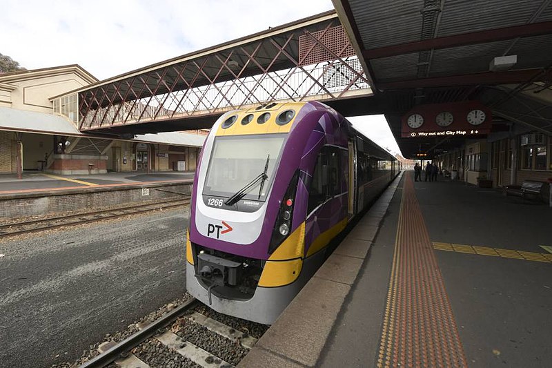 File:A Vline train at Bendigo station .jpg