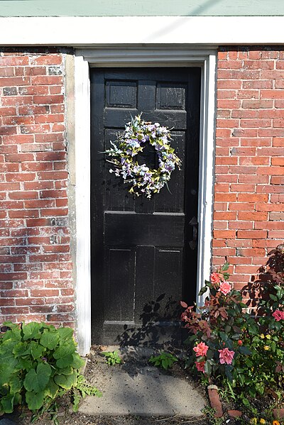 File:A decorative door, Marblehead (43865749591).jpg