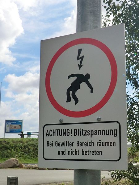 File:Achtung Blitzspannung Schild.jpg