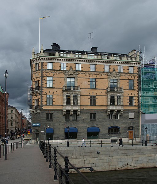 File:Adelswärdska huset september 2011a.jpg