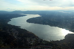 Letecký pohled na jezero.