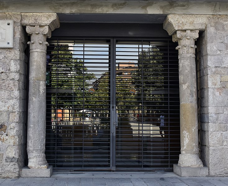 File:Ajuntament de Cornellà de Llobregat (porta principal).jpg