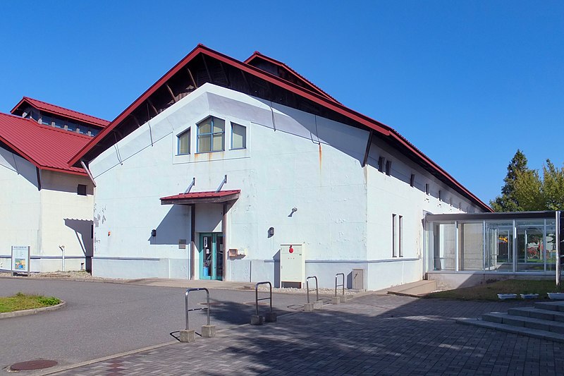 File:Akita Municipal Araya Library warehouse side.jpg