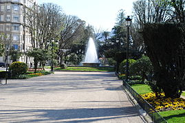 Paseo peatonal y jardines en la Plaza de Compostela.