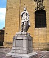 Estatua na entrada da catedral de Oviedo