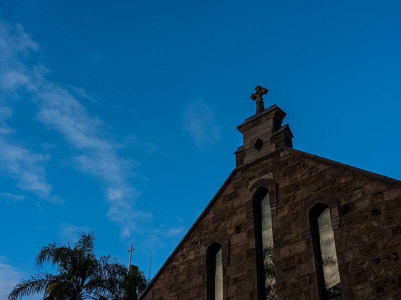 File:All Saints Anglican Church Western Front Cross and windows at evening Wickham Tce Brisbane P1110267.jpg