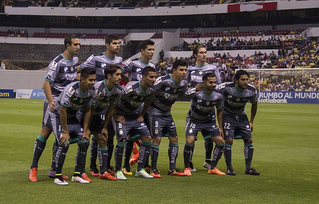 Santos playing the second leg of the semifinal of the Concacaf Champions League against America in 2016.