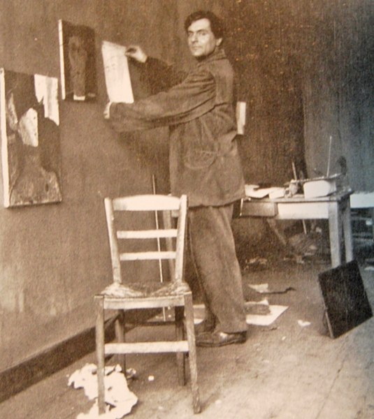 File:Amedeo-Modigliani-at-his-studio-2-1915-photo-by-paul-guilliaume.jpg