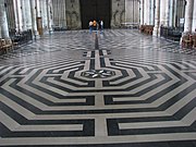 Labyrinthe aux motifs de Chartres à la cathédrale d'Amiens