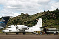 A United Nations An-32B (# UR-26586) no Aeroporto Internacional do Kuwait estacionado em 27 de fevereiro de 1998