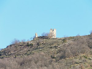 I rèsti du castéllu di Clavesana, ch'i suvrastan u paìse de Aquila
